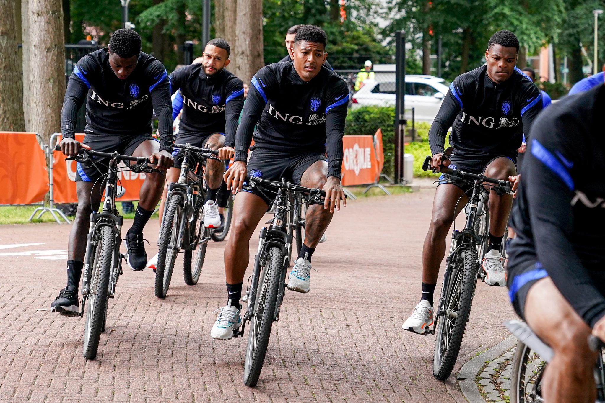 荷兰全队赛前骑自行车放松。